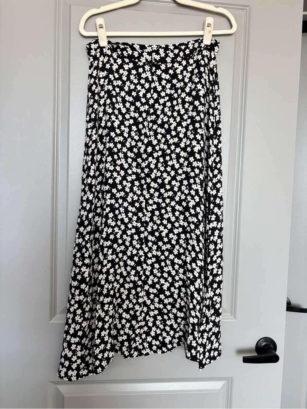 Reformation Bea Daisy Chain Floral Midi Skirt. Black and White. SIZE 10, EUC! - Picture 12 of 14